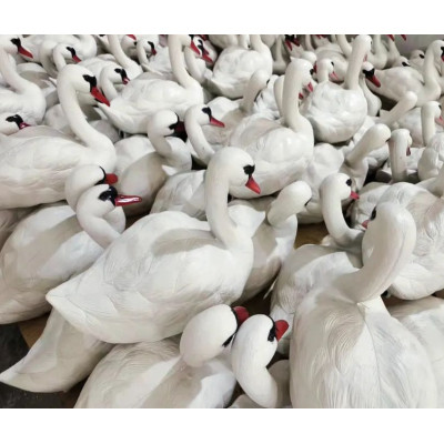 jezírkové dekorace Labutě